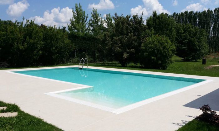 Piscina a sfioro