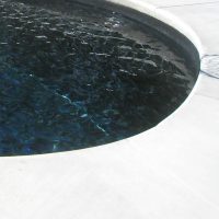 piscina con fondo nero o blu