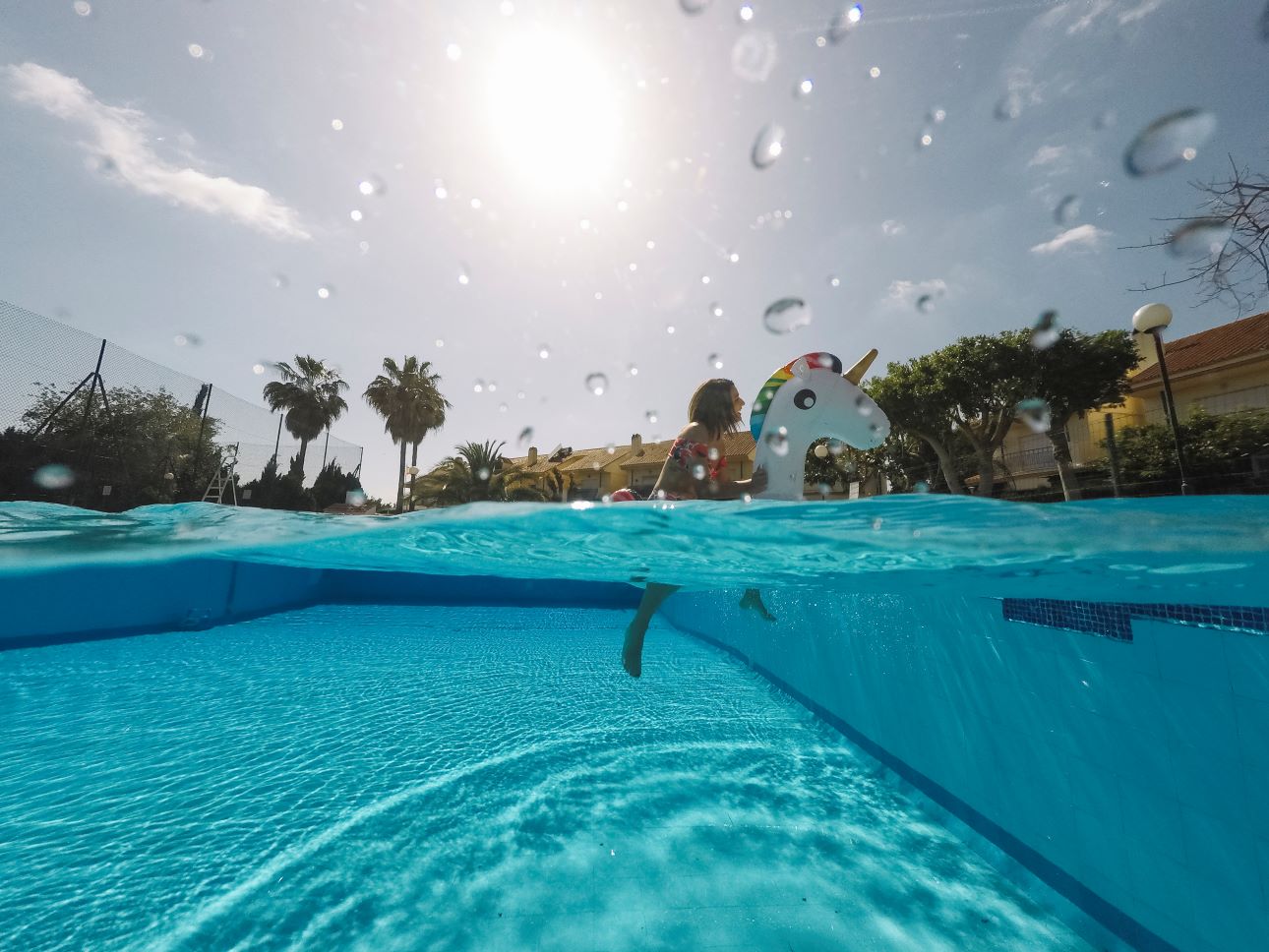 mantenere l'acqua della piscina limpida in estate
